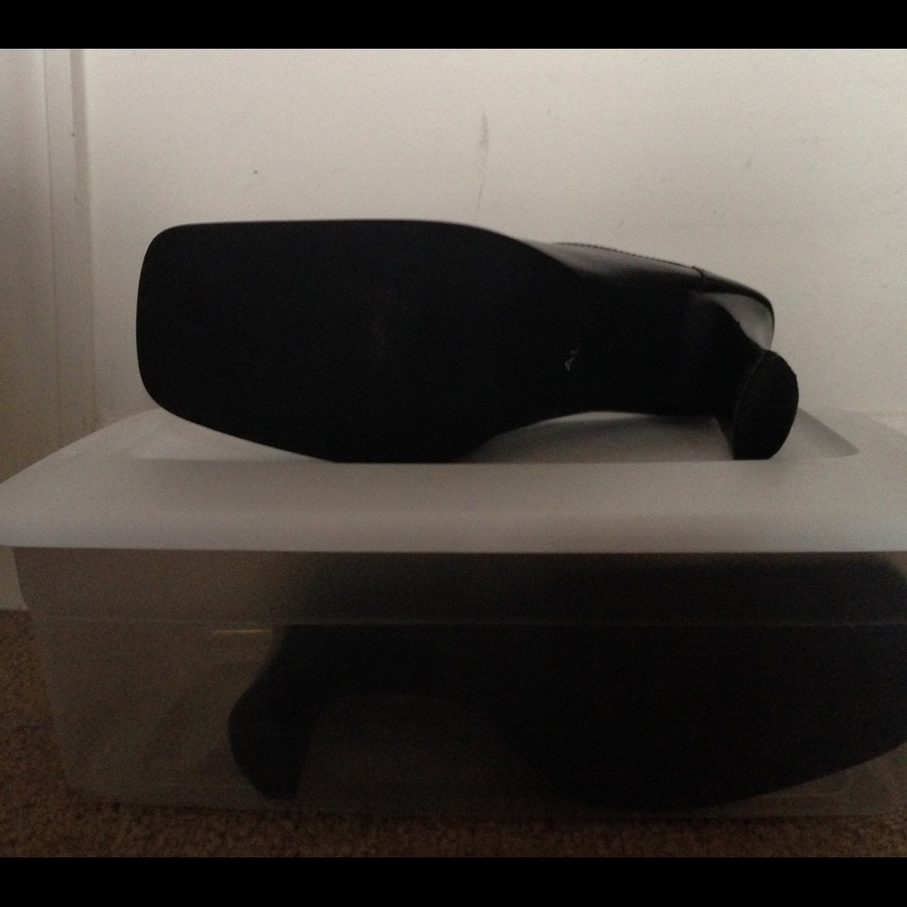 SHOES! 👠 - Picture 3 of 3